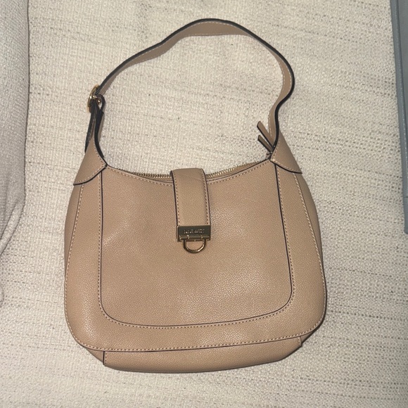 Elegant Tan Leather Shoulder Bag - Picture 1 of 1